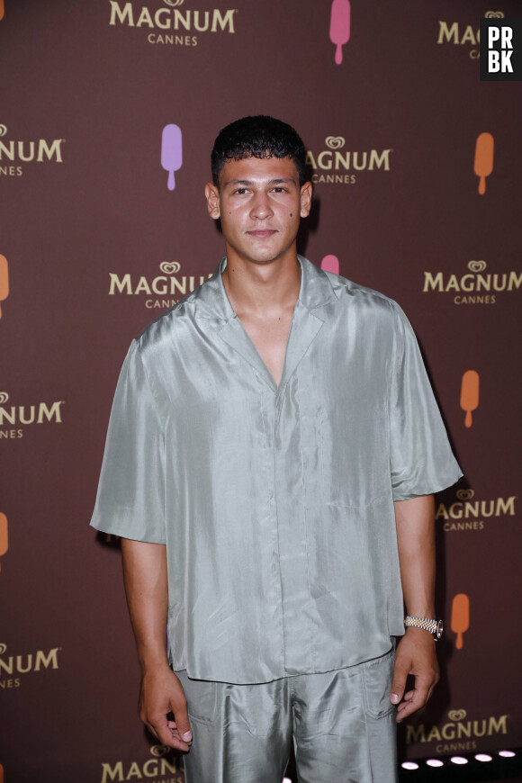 Emilio Sakraya au photocall de la soirée "Magnum" lors du 75ème Festival International du Film de Cannes le 19 mai 2022. 