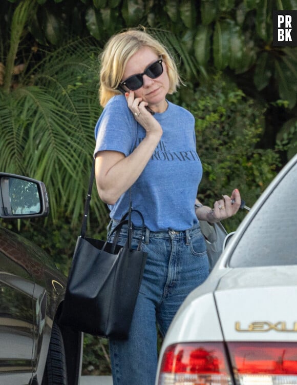 Exclusif - Kirsten Dunst fait du shopping à Los Angeles le 18 octobre 2022. 