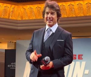 Tom Cruise signe des autographes lors de la première de "Mission Impossible 7" à Abou Dabi (Emirats arabes unis), le 26 juin 2023. 