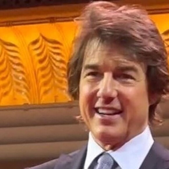 Tom Cruise signe des autographes lors de la première de "Mission Impossible 7" à Abou Dabi (Emirats arabes unis), le 26 juin 2023. 