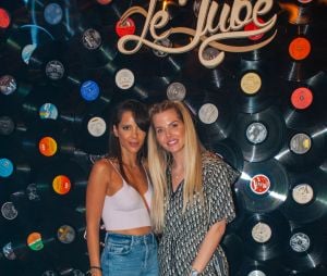 Exclusif - Jessica Thivenin et une amie lors de la soirée « Come Chill with Booba » au bar Le Tube à Dubaï le 21 octobre 2021. © Nicolas Briquet / Bestimage