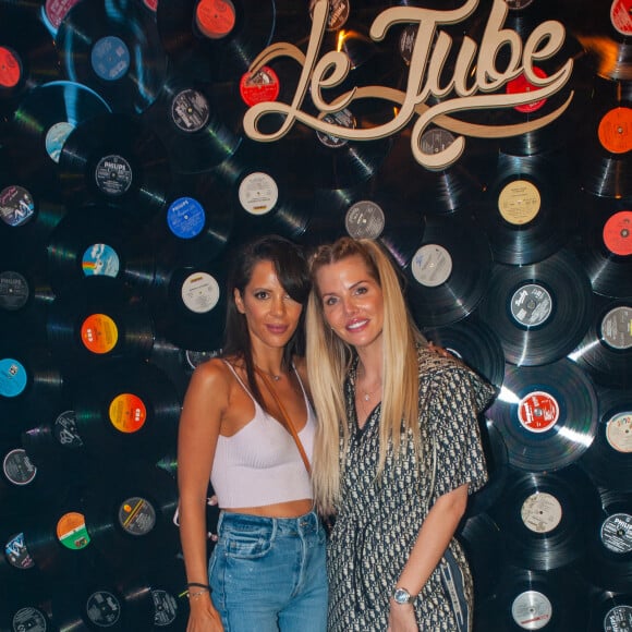 Exclusif - Jessica Thivenin et une amie lors de la soirée « Come Chill with Booba » au bar Le Tube à Dubaï le 21 octobre 2021. © Nicolas Briquet / Bestimage