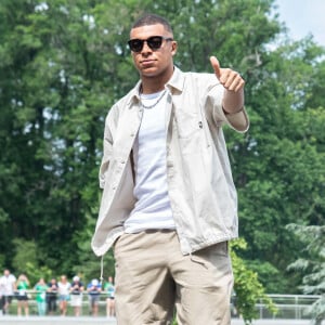 Kylian Mbappé arrive à Clairefontaine, le 9 juin 2023.