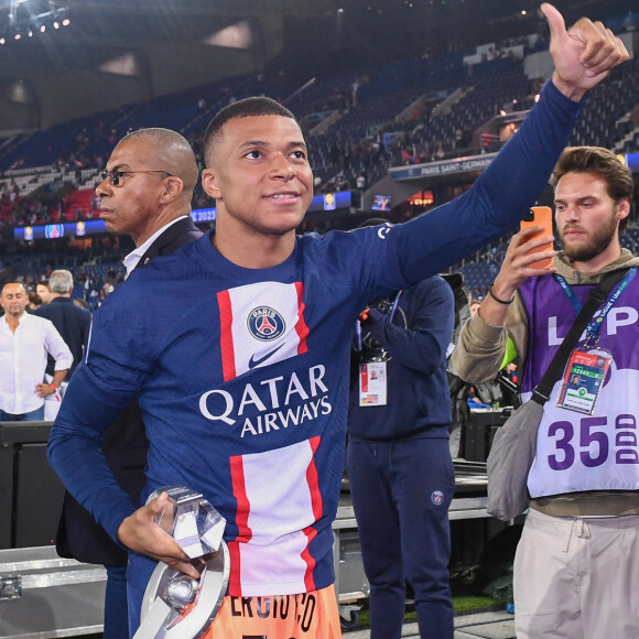 Kylian Mbappé lors de la cérémonie de remise du trophée de champion de France au Paris Saint-Saint-Germain au Parc des Princes, le 3 juin 2023. © Philippe Lecoeur/Pool/Bestimage