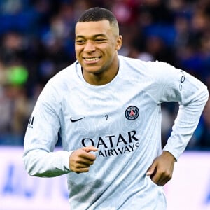 Kylian Mbappé à l'échauffement avant le match contre Ajaccio au Parc des Princes à Paris le 13 mai 2023. © Federico Pestellini / Panoramic / Bestimage