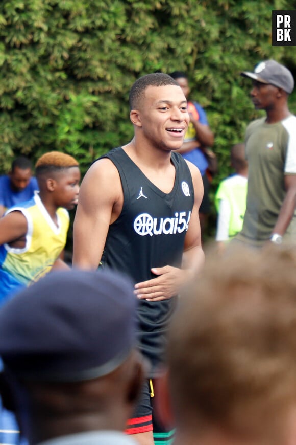 Kylian Mbappé dispute un match de basket amical avec Joakim Noah et des enfants au village Noah à Yaoundé, Cameroun le 7 juillet 2023. © Rodrig Mbock / Bestimage