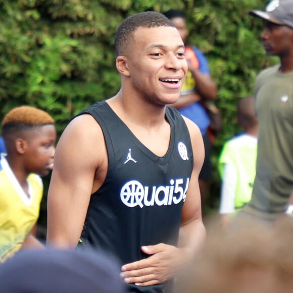 Kylian Mbappé dispute un match de basket amical avec Joakim Noah et des enfants au village Noah à Yaoundé, Cameroun le 7 juillet 2023. © Rodrig Mbock / Bestimage