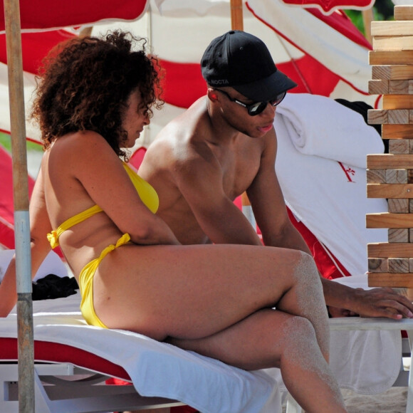 L'attaquant français du PSG Kylian Mbappé lors d'une journée à la plage avec des amis à Miami, Floride, Etats-Unis, le 1er juillet 2023.