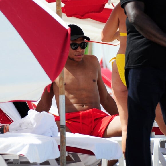 Kylian Mbappé lors d'une journée à la plage avec des amis à Miami, Floride, Etats-Unis, le 1er juillet 2023.