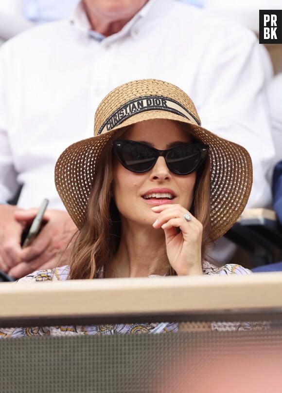 Natalie Portman, coiffée d'un chapeau Christian Dior, dans les tribunes lors des Internationaux de France de Tennis de Roland Garros 2023. Paris, le 7 juin 2023. © Jacovides / Moreau / Bestimage 