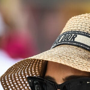 Natalie Portman, coiffée d'un chapeau Christian Dior, dans les tribunes lors des Internationaux de France de Tennis de Roland Garros 2023. Paris, le 7 juin 2023. © Jacovides / Moreau / Bestimage 