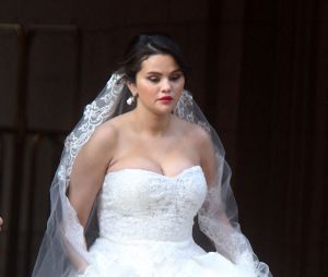 Selena Gomez en robe de mariée sur le tournage de la nouvelle saison de la série "Only Murders in the building" à New York, entourée de S.Martin et M.Short. Le 21 mars 2023. 