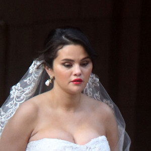 Selena Gomez en robe de mariée sur le tournage de la nouvelle saison de la série "Only Murders in the building" à New York, entourée de S.Martin et M.Short. Le 21 mars 2023. 