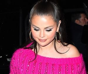 Selena Gomez tout en rose arrive à la soirée SNL à New York le 10 décembre 2022. 