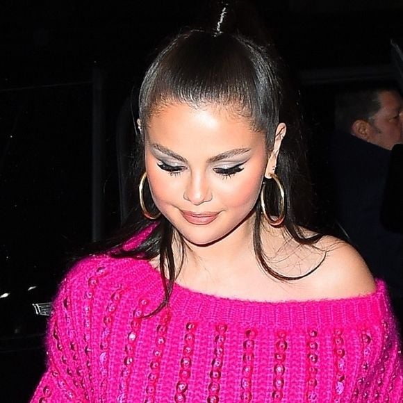 Selena Gomez tout en rose arrive à la soirée SNL à New York le 10 décembre 2022. 