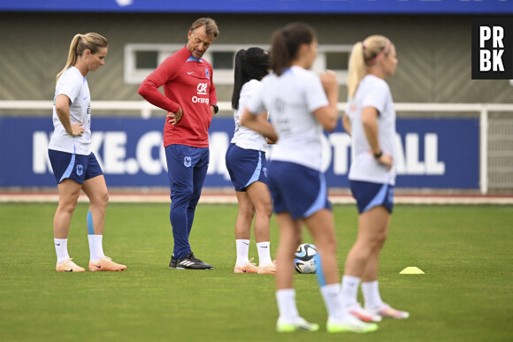 "Les moqueries, insultes, menaces que vous proférez à mon encontre ici, sur Insta, Linkedin, par mail, texto, ne me prouvent qu'une chose : la société Française est farouchement attachée à sa misogynie", tacle-t-elle. 
Herve Renard - Selectionneur / Entraineur (Fra) et Amandine Henry - Entrainement de l'équipe de France Feminine à Clairefontaine, le 4 juillet 2023. 