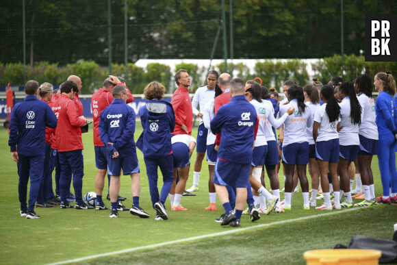 Herve Renard - Selectionneur / Entraineur (Fra) autour de ses joueuses - Entrainement de l'équipe de France Feminine à Clairefontaine, le 4 juillet 2023. 
