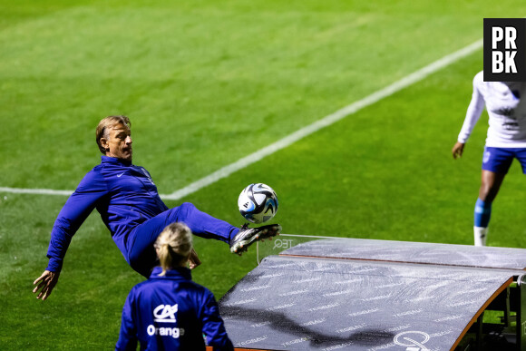 SYDNEY, AUSTRALIA - JULY 16: Herve Renard, Head Coach of France, kicks the ball during a France Training Session at Valentine Sports Park on February 16, 2023 in Sydney, Australia. © Icon SMI/Panoramic/Bestimage