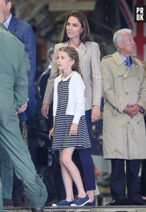 Pour l'ériger sur le podium des gosses de riches, le journal britannique a pris en considération le montant faramineux de son héritage, et la place occupée au sein de l'économie mondiale actuelle. Des estimations qui ont abouti à un chiffre. Avec beaucoup de zéros...
Le prince William, prince de Galles, et Catherine (Kate) Middleton, princesse de Galles, avec leurs enfants le prince George de Galles, et la princesse Charlotte de Galles, lors d'une visite au Royal International Air Tattoo (RIAT) à RAF Fairford, le 14 juillet 2023. 