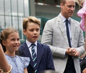 En comparaison, son frère George, âgé de dix ans, fait plutôt peine à voir : seulement 2,4 milliards de livres. Soit un peu plus de 2,8 millions d'euros. Vous avez le droit d'éprouver une grande empathie pour le prince. 
Le prince William, prince de Galles, et Catherine (Kate) Middleton, princesse de Galles, avec leurs enfants le prince George de Galles, et la princesse Charlotte de Galles, arrivent pour assister à la finale homme du tournoi de Wimbledon 2023 à Londres, le 16 juillet 2023. 