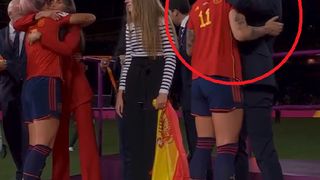 Coupe du Monde féminine - Le président de la Fédération espagnole embrasse une joueuse sur la bouche sans son autorisation, elle réagit : "Ça ne m'a pas plu"
