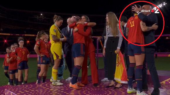 Coupe du Monde féminine - Le président de la Fédération espagnole embrasse une joueuse sur la bouche sans son autorisation, elle réagit : "Ça ne m'a pas plu"