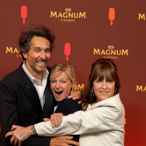 Vincent Elbaz, Anne-Elisabeth Lemoine, Daphné Burki - Soirée sur la plage Magnum lors du 76ème Festival International du Film de Cannes le 22 mai 2023. © Cannes Magnum/Jeremy Melloul/Bestimage 