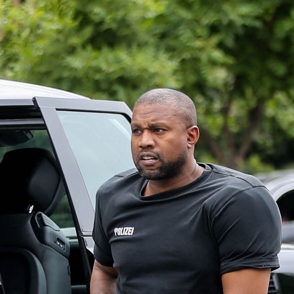 À sa manière...
Exclusif - Le Rappeur et fashion designer Kanye West emmène ses enfants à une répétition de Donda à l'observatoire de Griffith Park à Los Angeles, États-Unis le 26 Mai 2023. Merci de masquer les enfants à la publication.