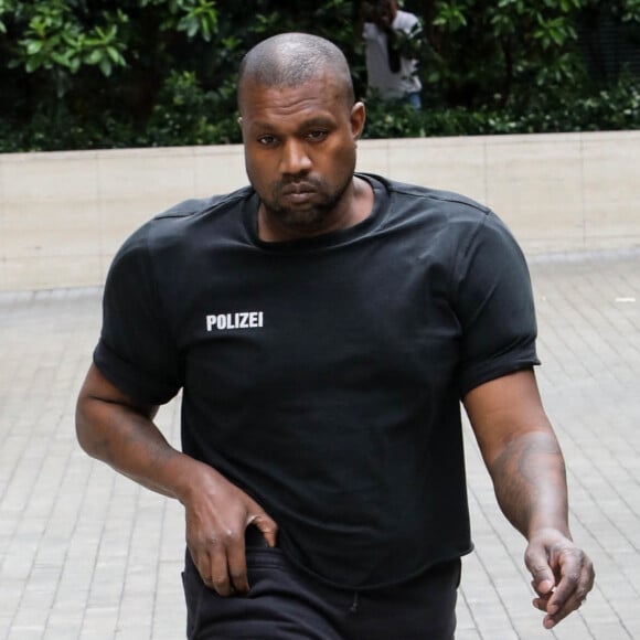 Kanye West est devenu particulièrement problématique ces dernières années.
Exclusif - Le Rappeur et fashion designer Kanye West emmène ses enfants à une répétition de Donda à l'observatoire de Griffith Park à Los Angeles, États-Unis le 26 Mai 2023. Merci de masquer les enfants à la publication.