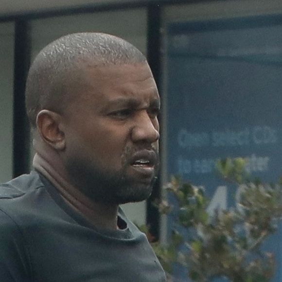 Exclusif - Kanye West sort de sa voiture sur Sunset Strip et traverse malgré la circulation pour parler aux paparazzi. Los Angeles, États-Unis le 26 Mai 2023.