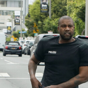 Exclusif - Kanye West sort de sa voiture sur Sunset Strip et traverse malgré la circulation pour parler aux paparazzi. Los Angeles, États-Unis le 26 Mai 2023.