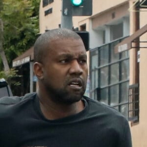 Exclusif - Kanye West sort de sa voiture sur Sunset Strip et traverse malgré la circulation pour parler aux paparazzi. Los Angeles, États-Unis le 26 Mai 2023.
