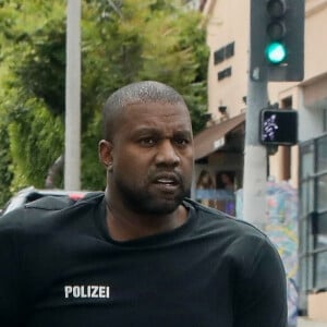 Exclusif - Kanye West sort de sa voiture sur Sunset Strip et traverse malgré la circulation pour parler aux paparazzi. Los Angeles, États-Unis le 26 Mai 2023.