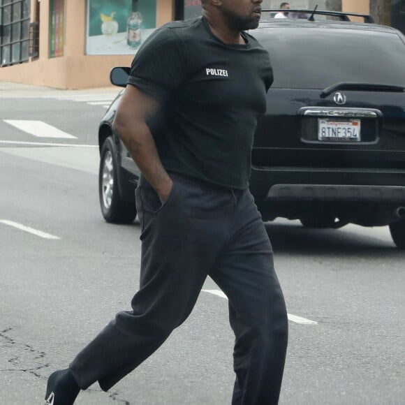 Exclusif - Kanye West sort de sa voiture sur Sunset Strip et traverse malgré la circulation pour parler aux paparazzi. Los Angeles, États-Unis le 26 Mai 2023.