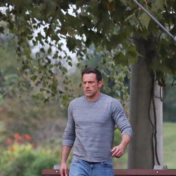 Exclusif - Ben Affleck tourne des scènes du film "Hypnotic" de R.Rodriguez, dans lequel il perd sa fille, jouée par Hala Finley, dans un parc à Austin, le 15 octobre 2021.  Exclusive - Ben Affleck looks very fit as he is seen for the first time on the set of the upcoming Robert Rodriguez action-thriller, “Hypnotic." Ben joins the film crew in Austin, Texas on Thursday, and shoots scenes at a park bench alongside Hala Finley. The action thriller is being directed by Robert Rodriguez and will follow a detective who becomes entangled in a mystery involving his missing daughter and a secret government program. Ben is seen enjoying a day at the park with his daughter played by Finley. When the little girl runs off to go play in the park, Ben sits on the bench waiting for her like any parent would do and then realizes she has gone missing. The actor shot about 4 takes of an intense scene in which he gets up realizing she is not there and starts screaming for her. Austin. October 15th, 2021. 