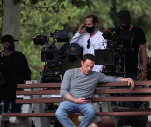 Exclusif - Ben Affleck tourne des scènes du film "Hypnotic" de R.Rodriguez, dans lequel il perd sa fille, jouée par Hala Finley, dans un parc à Austin, le 15 octobre 2021.  Exclusive - Ben Affleck looks very fit as he is seen for the first time on the set of the upcoming Robert Rodriguez action-thriller, “Hypnotic." Ben joins the film crew in Austin, Texas on Thursday, and shoots scenes at a park bench alongside Hala Finley. The action thriller is being directed by Robert Rodriguez and will follow a detective who becomes entangled in a mystery involving his missing daughter and a secret government program. Ben is seen enjoying a day at the park with his daughter played by Finley. When the little girl runs off to go play in the park, Ben sits on the bench waiting for her like any parent would do and then realizes she has gone missing. The actor shot about 4 takes of an intense scene in which he gets up realizing she is not there and starts screaming for her. Austin. October 15th, 2021. 