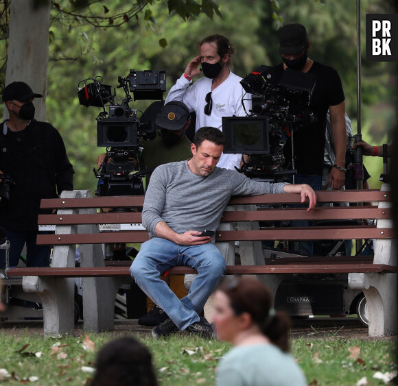 Exclusif - Ben Affleck tourne des scènes du film "Hypnotic" de R.Rodriguez, dans lequel il perd sa fille, jouée par Hala Finley, dans un parc à Austin, le 15 octobre 2021.  Exclusive - Ben Affleck looks very fit as he is seen for the first time on the set of the upcoming Robert Rodriguez action-thriller, “Hypnotic." Ben joins the film crew in Austin, Texas on Thursday, and shoots scenes at a park bench alongside Hala Finley. The action thriller is being directed by Robert Rodriguez and will follow a detective who becomes entangled in a mystery involving his missing daughter and a secret government program. Ben is seen enjoying a day at the park with his daughter played by Finley. When the little girl runs off to go play in the park, Ben sits on the bench waiting for her like any parent would do and then realizes she has gone missing. The actor shot about 4 takes of an intense scene in which he gets up realizing she is not there and starts screaming for her. Austin. October 15th, 2021. 