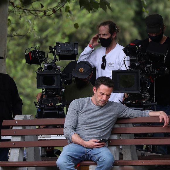 Exclusif - Ben Affleck tourne des scènes du film "Hypnotic" de R.Rodriguez, dans lequel il perd sa fille, jouée par Hala Finley, dans un parc à Austin, le 15 octobre 2021.  Exclusive - Ben Affleck looks very fit as he is seen for the first time on the set of the upcoming Robert Rodriguez action-thriller, “Hypnotic." Ben joins the film crew in Austin, Texas on Thursday, and shoots scenes at a park bench alongside Hala Finley. The action thriller is being directed by Robert Rodriguez and will follow a detective who becomes entangled in a mystery involving his missing daughter and a secret government program. Ben is seen enjoying a day at the park with his daughter played by Finley. When the little girl runs off to go play in the park, Ben sits on the bench waiting for her like any parent would do and then realizes she has gone missing. The actor shot about 4 takes of an intense scene in which he gets up realizing she is not there and starts screaming for her. Austin. October 15th, 2021. 
