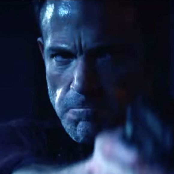 Les images de la bande-annonce du film "Hypnotic" avec Ben Affleck.  First look trailer for psychological thriller Hypnotic sees Ben Affleck frantically searching for missing daughter. The 50 year-old actor stars in the trailer for Robert Rodriguez’s mind bending action thriller Hypnotic. In it he portrays a detective named Daniel Rourke who is on a frantic search to find his missing daughter Dominique (Hala Finley). However, as if he hunt already isn't enough, he quickly learns that her disappearance is associated with a series of ongoing robberies conducted by a mysterious man (William Fitchner) who happens to have hypnotic powers. Daniel's investigation leads him to spin out of control as he is forced to confront his deepest, darkest fears. As if that isn't already enough, he also finds out that the people with hypnotic powers can also force their victims to see and even feel things which are not real stacking the odds even more against him. However, Daniel is not alone as he gets the help of psychic Diana Cruz (Alice Braga) who aids him in trying to get his daughter back. The trailer ends with Fitchner's creepy character staring at Daniel while surrounded by several law enforcement member's guns pointed at him before the detective raises his gun right back at them. The movie also stars Jeff Fahey, Kelly Frye, JD Pardo, Bonnie Discepolo, Dayo Okeniyi, Derek Russo and Corina Calderon. Hypnotic will hit theaters on May 12, 2023. 