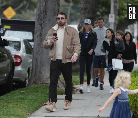 Ben Affleck, un café frappé à la main, aperçu à Los Angeles, le 19 mai 2023.  Ben Affleck keeps it cool and stylish in Los Angeles. May 19th, 2023. 