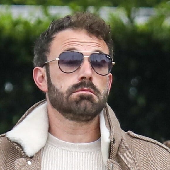 Ben Affleck, un café frappé sous le bras, aperçu dans les rues de Santa Monica, le 19 mai 2023.  Ben Affleck enjoys his iced coffee while attending his daily morning affairs around town. Santa Monica. May 19th, 2023. 