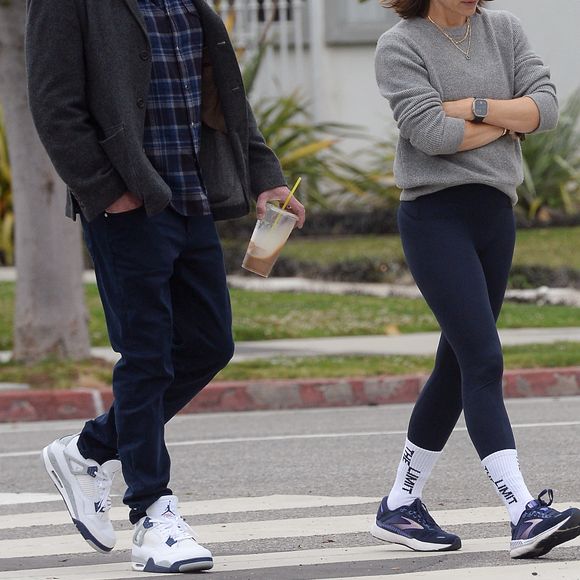 Les ex Ben Affleck et Jennifer Garner discutent après avoir déposé les enfants à l'école de Brentwood, Los Angeles, Californie, Etats-Unis, le 17 mai 2023. Jen a également apporté un plateau avec quelques collations pour la classe.  Friendly exes Ben Affleck and Jennifer Garner have a chat in Brentwood after dropping off the kids at school. Jen also brought a tray with a few snacks for the class. 