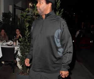 Denzel Washington quitte le restaurant "Madeo" avec son doggy bag à Los Angeles le 27 novembre 2018. 