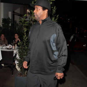 Denzel Washington quitte le restaurant "Madeo" avec son doggy bag à Los Angeles le 27 novembre 2018. 