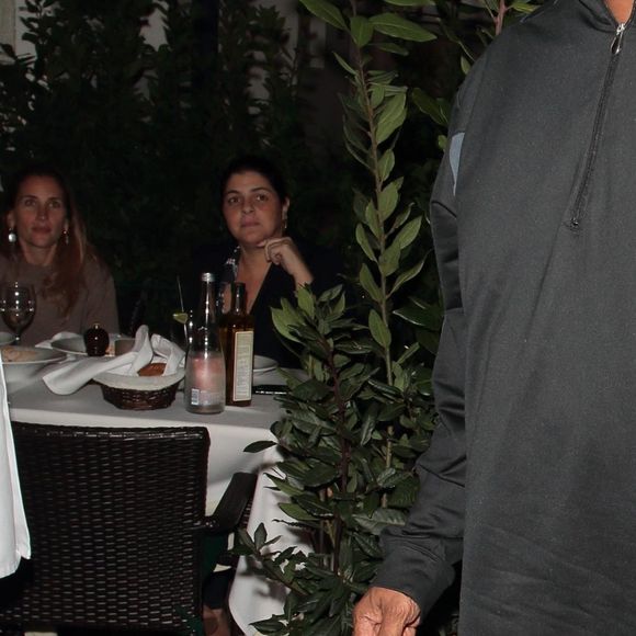 Denzel Washington quitte le restaurant "Madeo" avec son doggy bag à Los Angeles le 27 novembre 2018. 