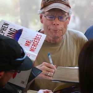 Stephen King salue ses fans dans les rues de New York. Depuis la sortie aux États-Unis du film 'Ça' version 2017, l’Internet ne tarit pas d’éloges sur cette nouvelle adaptation du diptyque horrifique de Stephen King! Le 25 septembre 2017