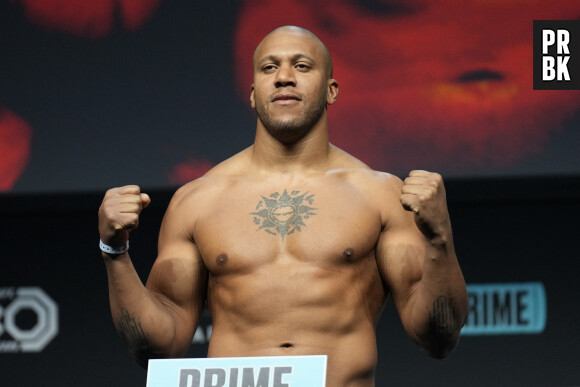 Cyril Gane pendant la pesée avant leur combat en UFC 285 (MMA) au MGM Grand Garden Arena de Las Vegas le 3 mars 2023.