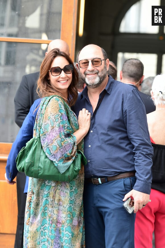 Kad Merad et sa femme Julia Vignali - Mariage de Claude Lelouch à la mairie du 18ème à Paris. Le 17 juin 2023