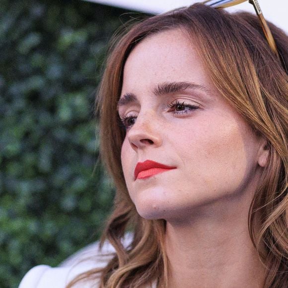 C'est Vogue qui a posé la question qui tue à l'actrice de 33 ans : Emma, que trouve-t-on dans ton sac ? Réponse : beaucoup de journaux, de lectures (rappelons qu'Emma a lancé un bookclub féministe) et parmi ces trésors, un cadeau de fin d'études offert par le réalisateur du Monde de Charlie donc.
September 5, 2023, Flushing Meadows, New York, USA: Emma Watson arrives to Day 9 of the 2023 US Open held at the USTA Billie Jean King National Tennis Center on Tuesday September 5, 2023 in the Flushing neighborhood of the Queens borough of New York City. . JAVIER ROJAS/PI ( © PI via Zuma Press/Bestimage)