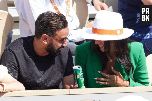 Semi-exclusif - Cyril Hanouna et la joueuse de tennis française Lola Marandel, que l'on vient de lui présenter, en tribunes lors deuxième tour des Internationaux de France de tennis de Roland Garros 2023 opposant Stanislas (Stan) Wawrinka à Thanasi Kokkinakis, à Paris, France, le 31 mai 2023. Lola est une amie du joueur de tennis Suisse Stanislas (Stan) Wawrinka. © Jacovides-Moreau/Bestimage 